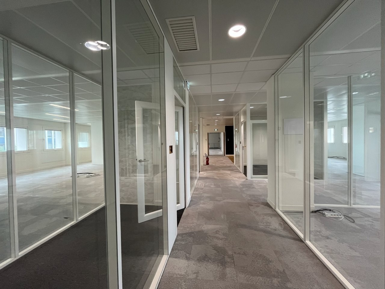 Quartier tour Bretagne, hyper-centre de Nantes. Grand plateau de bureaux aménagés, avec plusieurs open spaces.